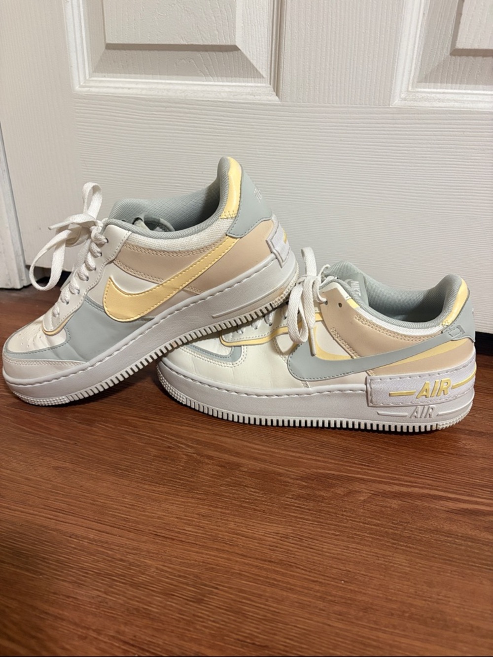 Nike Low-Top Sneakers in White, Pale Blue, Beige and Yellow